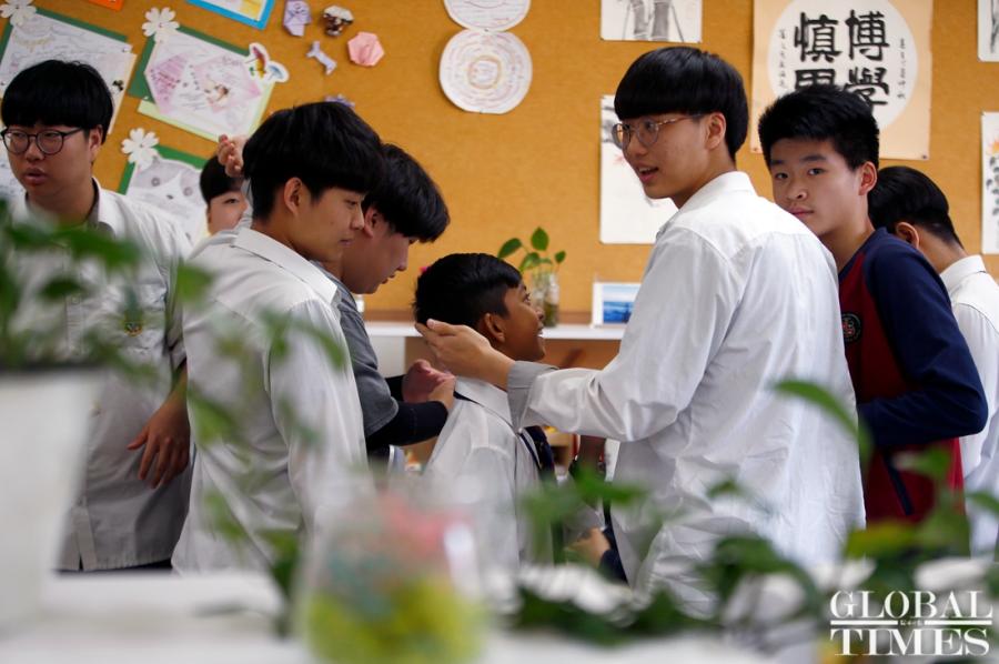 Thuch Salik, the incredible Cambodian boy who can speak 15 languages, including Chinese, has received sponsorship from China\'s Hailiang Education Group to pursue his studies at Hailiang Foreign Language School in Zhejiang Province. He was found to be able to speak 15 languages while selling souvenirs to tourists from all over the world at the tourist spots in Cambodian. Thuch Salik\'s father maintains his family by drawing, and his mother is sick and frail. Thuch Salik said he would study hard and go to college in Beijing in the future. (Photos: Yang Hui/GT)