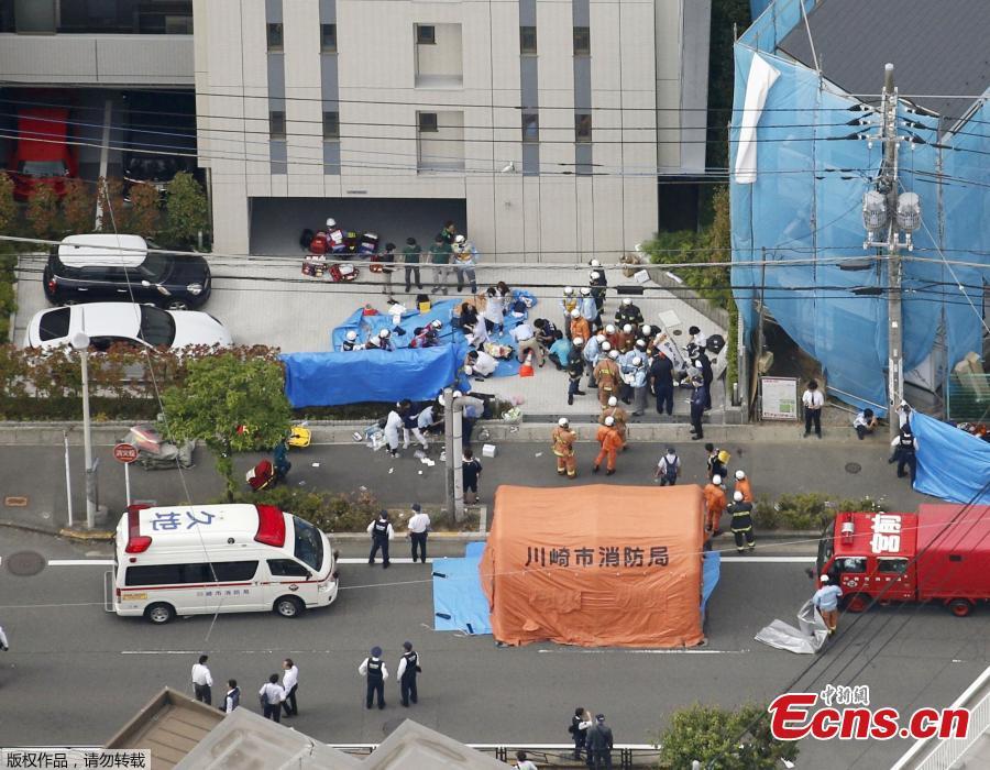An aerial view shows rescue workers and police officers operate at the site where people were injured in a suspected stabbing by a man, in Kawasaki, Japan May 28, 2019. Nearly 20 people had been injured, some critically, after a man went on a stabbing rampage in a park close to Japan\'s capital Tokyo on Tuesday morning. The local fire department was alerted to the incident at around 7:45 a.m. local time, which occurred in a park in a residential area near Noborito Station in Kawasaki City. According to the latest local media reports, of the some 20 people who were stabbed in the frenzied attack, 16 of them were children of elementary school age.(Photo/Agencies)