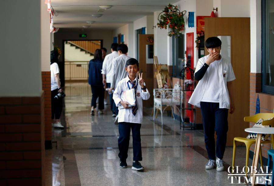 Thuch Salik, the incredible Cambodian boy who can speak 15 languages, including Chinese, has received sponsorship from China\'s Hailiang Education Group to pursue his studies at Hailiang Foreign Language School in Zhejiang Province. He was found to be able to speak 15 languages while selling souvenirs to tourists from all over the world at the tourist spots in Cambodian. Thuch Salik\'s father maintains his family by drawing, and his mother is sick and frail. Thuch Salik said he would study hard and go to college in Beijing in the future. (Photos: Yang Hui/GT)