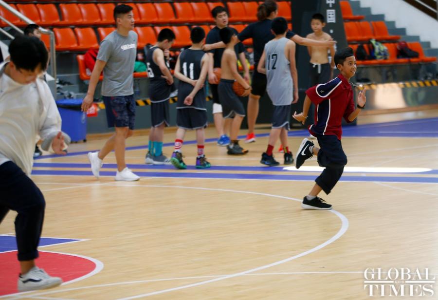 Thuch Salik, the incredible Cambodian boy who can speak 15 languages, including Chinese, has received sponsorship from China\'s Hailiang Education Group to pursue his studies at Hailiang Foreign Language School in Zhejiang Province. He was found to be able to speak 15 languages while selling souvenirs to tourists from all over the world at the tourist spots in Cambodian. Thuch Salik\'s father maintains his family by drawing, and his mother is sick and frail. Thuch Salik said he would study hard and go to college in Beijing in the future. (Photos: Yang Hui/GT)