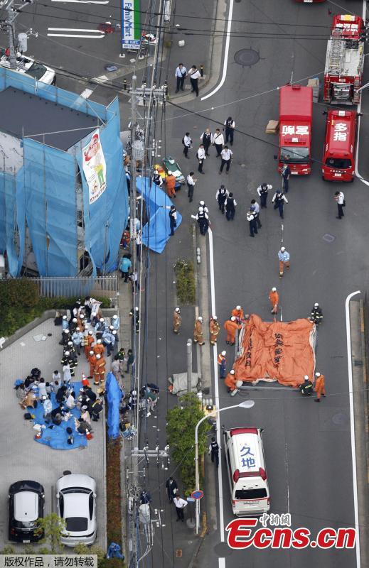 An aerial view shows rescue workers and police officers operate at the site where people were injured in a suspected stabbing by a man, in Kawasaki, Japan May 28, 2019. Nearly 20 people had been injured, some critically, after a man went on a stabbing rampage in a park close to Japan\'s capital Tokyo on Tuesday morning. The local fire department was alerted to the incident at around 7:45 a.m. local time, which occurred in a park in a residential area near Noborito Station in Kawasaki City. According to the latest local media reports, of the some 20 people who were stabbed in the frenzied attack, 16 of them were children of elementary school age.(Photo/Agencies)