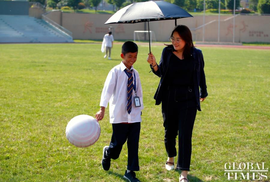 Thuch Salik, the incredible Cambodian boy who can speak 15 languages, including Chinese, has received sponsorship from China\'s Hailiang Education Group to pursue his studies at Hailiang Foreign Language School in Zhejiang Province. He was found to be able to speak 15 languages while selling souvenirs to tourists from all over the world at the tourist spots in Cambodian. Thuch Salik\'s father maintains his family by drawing, and his mother is sick and frail. Thuch Salik said he would study hard and go to college in Beijing in the future. (Photos: Yang Hui/GT)