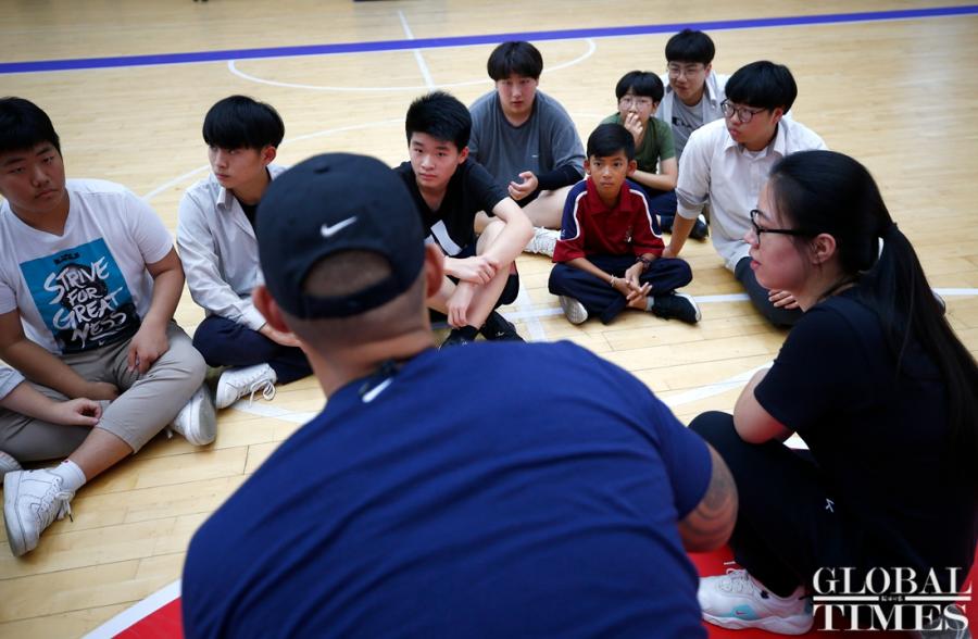 Thuch Salik, the incredible Cambodian boy who can speak 15 languages, including Chinese, has received sponsorship from China\'s Hailiang Education Group to pursue his studies at Hailiang Foreign Language School in Zhejiang Province. He was found to be able to speak 15 languages while selling souvenirs to tourists from all over the world at the tourist spots in Cambodian. Thuch Salik\'s father maintains his family by drawing, and his mother is sick and frail. Thuch Salik said he would study hard and go to college in Beijing in the future. (Photos: Yang Hui/GT)