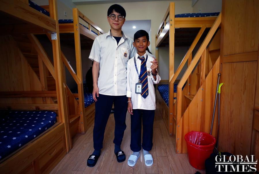 Thuch Salik, the incredible Cambodian boy who can speak 15 languages, including Chinese, has received sponsorship from China\'s Hailiang Education Group to pursue his studies at Hailiang Foreign Language School in Zhejiang Province. He was found to be able to speak 15 languages while selling souvenirs to tourists from all over the world at the tourist spots in Cambodian. Thuch Salik\'s father maintains his family by drawing, and his mother is sick and frail. Thuch Salik said he would study hard and go to college in Beijing in the future. (Photos: Yang Hui/GT)