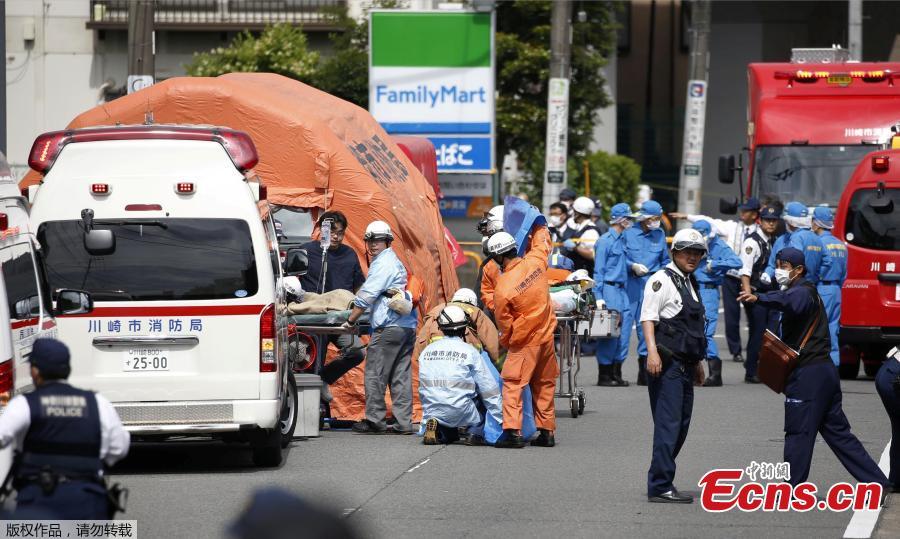 Rescue workers operate at the site where 15 people were injured in a suspected stabbing by a man, in Kawasaki, Japan May 28, 2019.Nearly 20 people had been injured, some critically, after a man went on a stabbing rampage in a park close to Japan\'s capital Tokyo on Tuesday morning. The local fire department was alerted to the incident at around 7:45 a.m. local time, which occurred in a park in a residential area near Noborito Station in Kawasaki City. According to the latest local media reports, of the some 20 people who were stabbed in the frenzied attack, 16 of them were children of elementary school age.(Photo/Agencies)