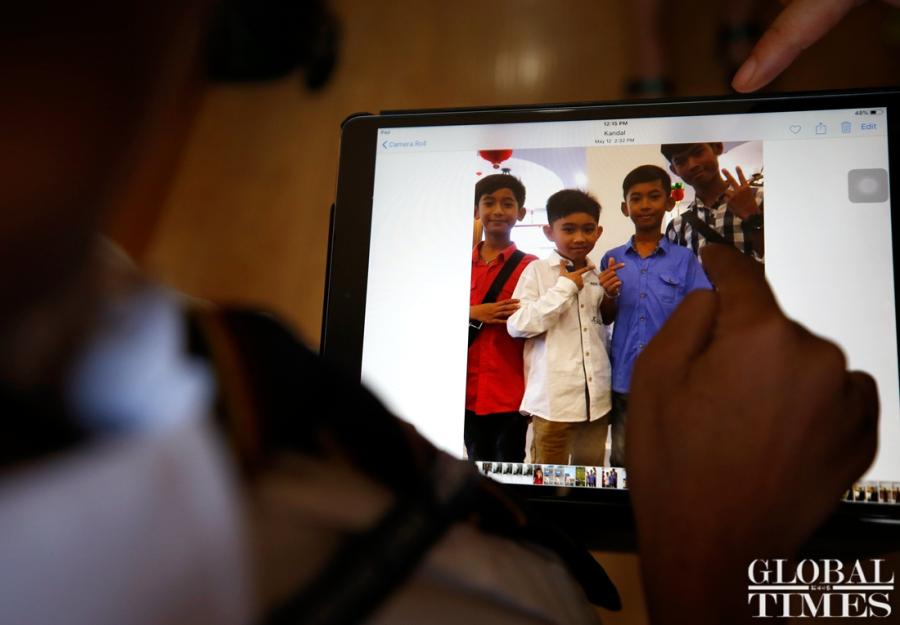 Thuch Salik, the incredible Cambodian boy who can speak 15 languages, including Chinese, has received sponsorship from China\'s Hailiang Education Group to pursue his studies at Hailiang Foreign Language School in Zhejiang Province. He was found to be able to speak 15 languages while selling souvenirs to tourists from all over the world at the tourist spots in Cambodian. Thuch Salik\'s father maintains his family by drawing, and his mother is sick and frail. Thuch Salik said he would study hard and go to college in Beijing in the future. (Photos: Yang Hui/GT)