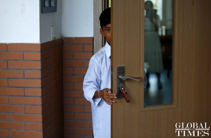 Thuch Salik, the incredible Cambodian boy who can speak 15 languages, including Chinese, has received sponsorship from China\'s Hailiang Education Group to pursue his studies at Hailiang Foreign Language School in Zhejiang Province. He was found to be able to speak 15 languages while selling souvenirs to tourists from all over the world at the tourist spots in Cambodian. Thuch Salik\'s father maintains his family by drawing, and his mother is sick and frail. Thuch Salik said he would study hard and go to college in Beijing in the future. (Photos: Yang Hui/GT)