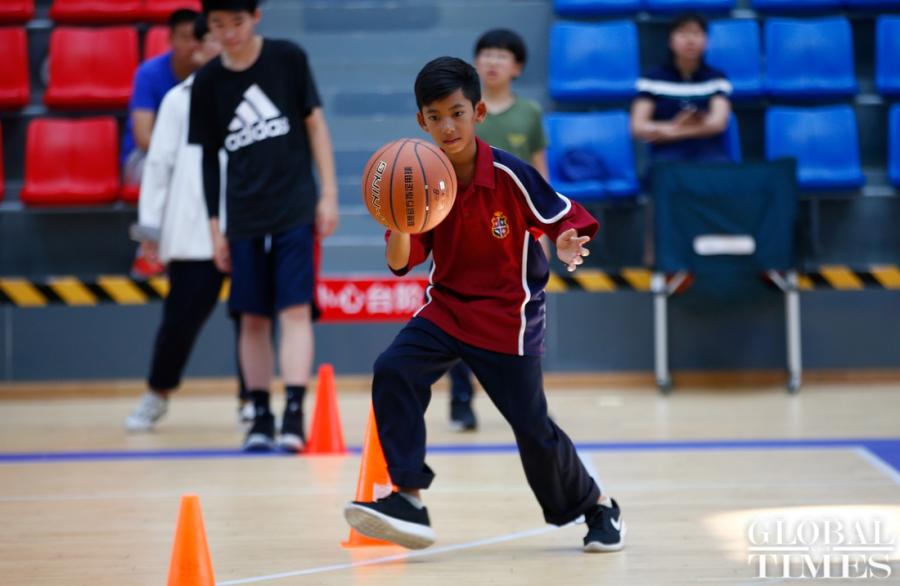 Thuch Salik, the incredible Cambodian boy who can speak 15 languages, including Chinese, has received sponsorship from China\'s Hailiang Education Group to pursue his studies at Hailiang Foreign Language School in Zhejiang Province. He was found to be able to speak 15 languages while selling souvenirs to tourists from all over the world at the tourist spots in Cambodian. Thuch Salik\'s father maintains his family by drawing, and his mother is sick and frail. Thuch Salik said he would study hard and go to college in Beijing in the future. (Photos: Yang Hui/GT)