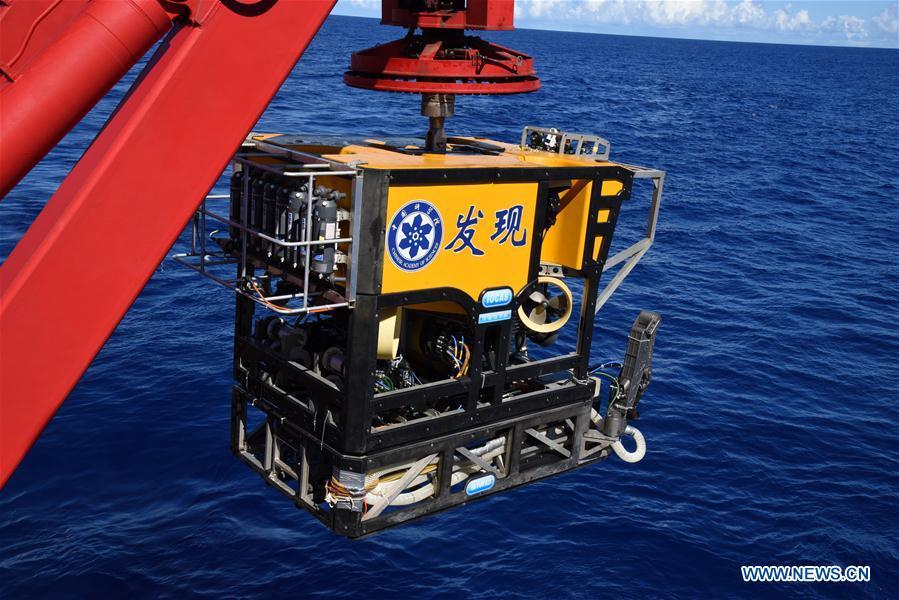 The remote operated vehicle (ROV), Discovery, prepares to dive into the sea in the south of the Mariana Trench, May 27, 2019. China\'s research vessel KEXUE (Science) on Monday started to explore a series of seamounts in the south of the Mariana Trench, the deepest place of the earth. The remote operated vehicle (ROV), Discovery, dived into the sea on Monday morning to collect videos, information and samples from a small seamount in the southwest of the targeted area. (Xinhua/Zhang Xudong)