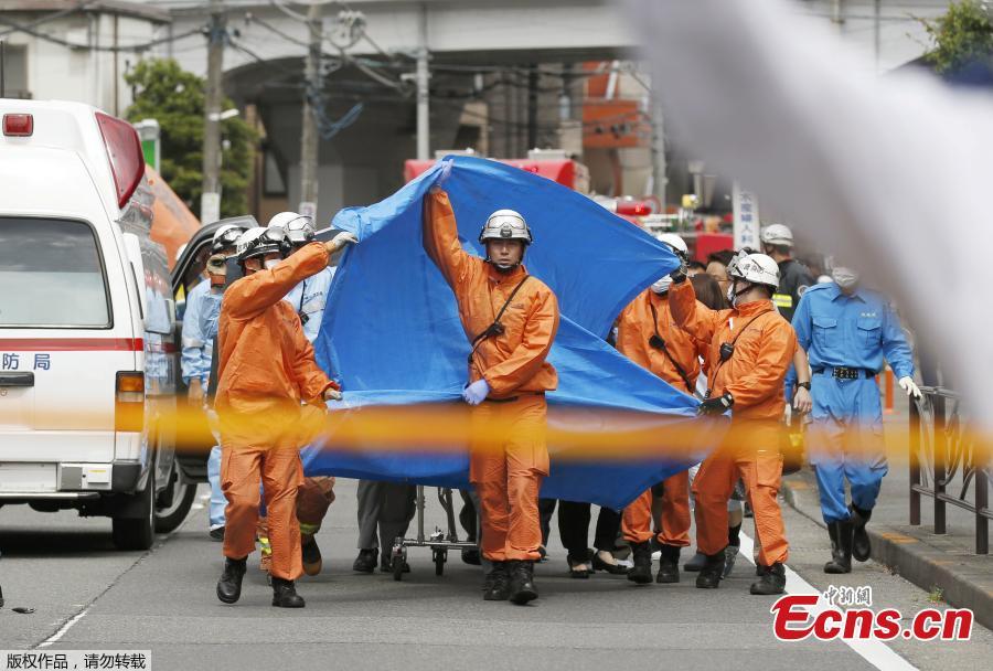 Rescue workers operate at the site where 15 people were injured in a suspected stabbing by a man, in Kawasaki, Japan May 28, 2019. Nearly 20 people had been injured, some critically, after a man went on a stabbing rampage in a park close to Japan\'s capital Tokyo on Tuesday morning. The local fire department was alerted to the incident at around 7:45 a.m. local time, which occurred in a park in a residential area near Noborito Station in Kawasaki City. According to the latest local media reports, of the some 20 people who were stabbed in the frenzied attack, 16 of them were children of elementary school age.(Photo/Agencies)