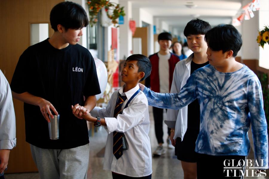 Thuch Salik, the incredible Cambodian boy who can speak 15 languages, including Chinese, has received sponsorship from China\'s Hailiang Education Group to pursue his studies at Hailiang Foreign Language School in Zhejiang Province. He was found to be able to speak 15 languages while selling souvenirs to tourists from all over the world at the tourist spots in Cambodian. Thuch Salik\'s father maintains his family by drawing, and his mother is sick and frail. Thuch Salik said he would study hard and go to college in Beijing in the future. (Photos: Yang Hui/GT)
