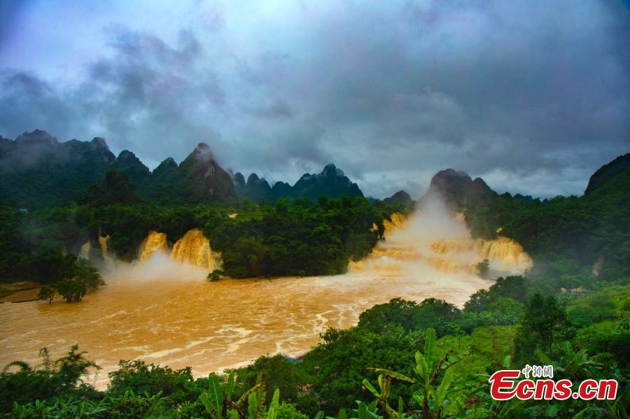 Recent rainstorms create rolling torrents of water at the Detian Falls in Daxin County, Chongzuo City, Southwest China’s Guangxi Zhuang Autonomous Region, May 27, 2019. As the largest cross-border waterfall in Asia, Detian Falls straddle the border between China and Vietnam. (Photo: China News Service/Yang Huwang)