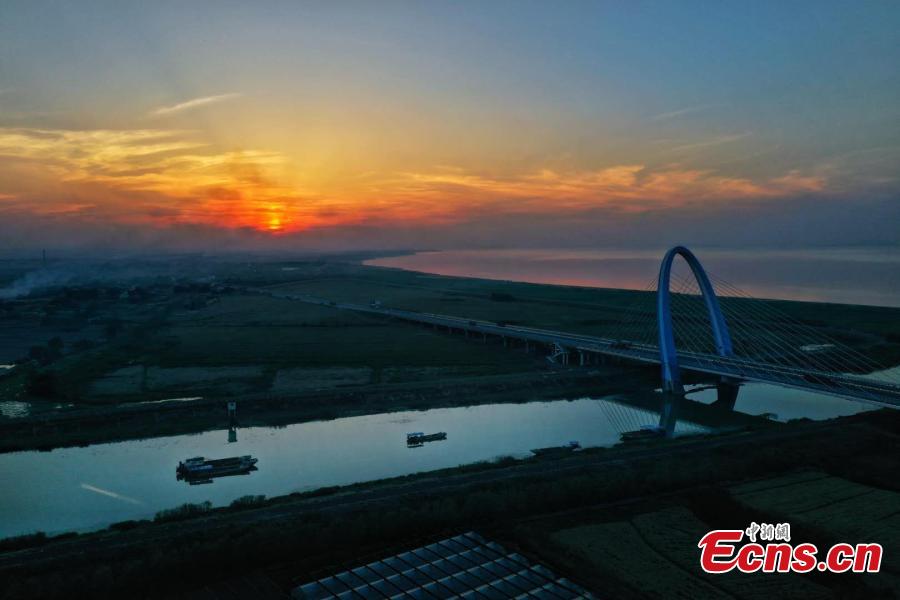 The photo taken shows the Chaohu Lake at twilight in Chaohu, east China\'s Anhui Province. (Photo: China News Service/Li Bin)