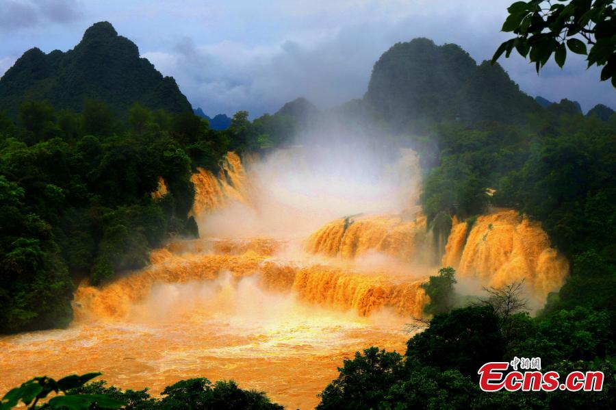 Recent rainstorms create rolling torrents of water at the Detian Falls in Daxin County, Chongzuo City, Southwest China’s Guangxi Zhuang Autonomous Region, May 27, 2019. As the largest cross-border waterfall in Asia, Detian Falls straddle the border between China and Vietnam. (Photo: China News Service/Yang Huwang)