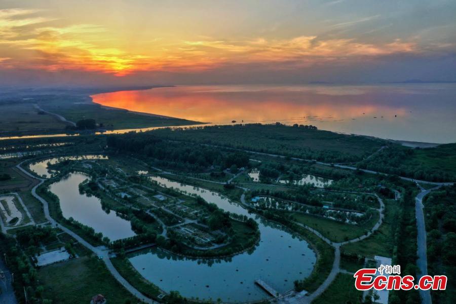 The photo taken shows the Chaohu Lake at twilight in Chaohu, east China\'s Anhui Province. (Photo: China News Service/Li Bin)