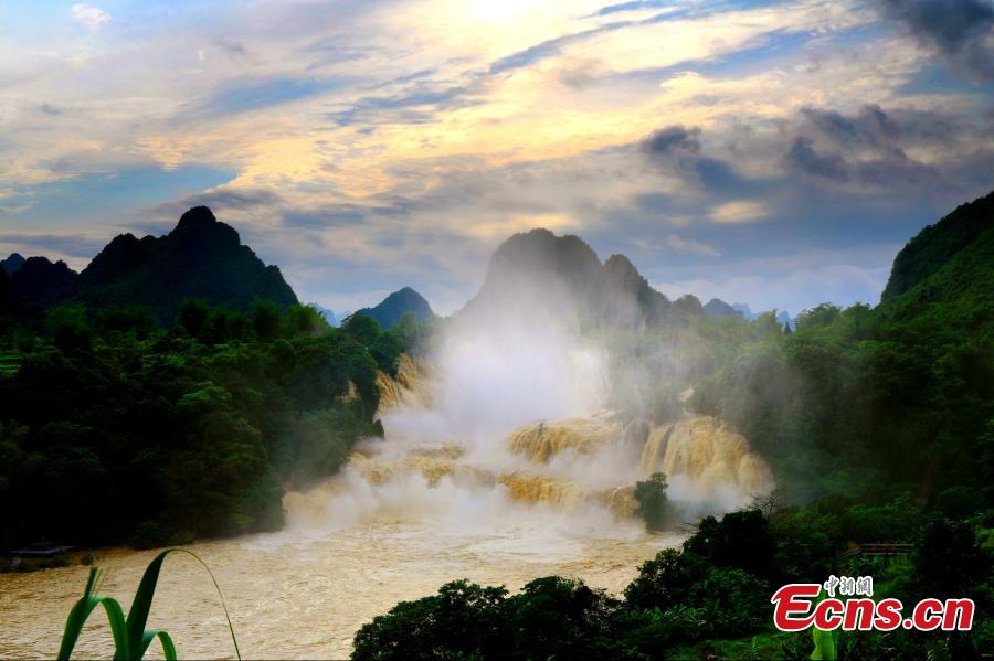 Recent rainstorms create rolling torrents of water at the Detian Falls in Daxin County, Chongzuo City, Southwest China’s Guangxi Zhuang Autonomous Region, May 27, 2019. As the largest cross-border waterfall in Asia, Detian Falls straddle the border between China and Vietnam. (Photo: China News Service/Yang Huwang)