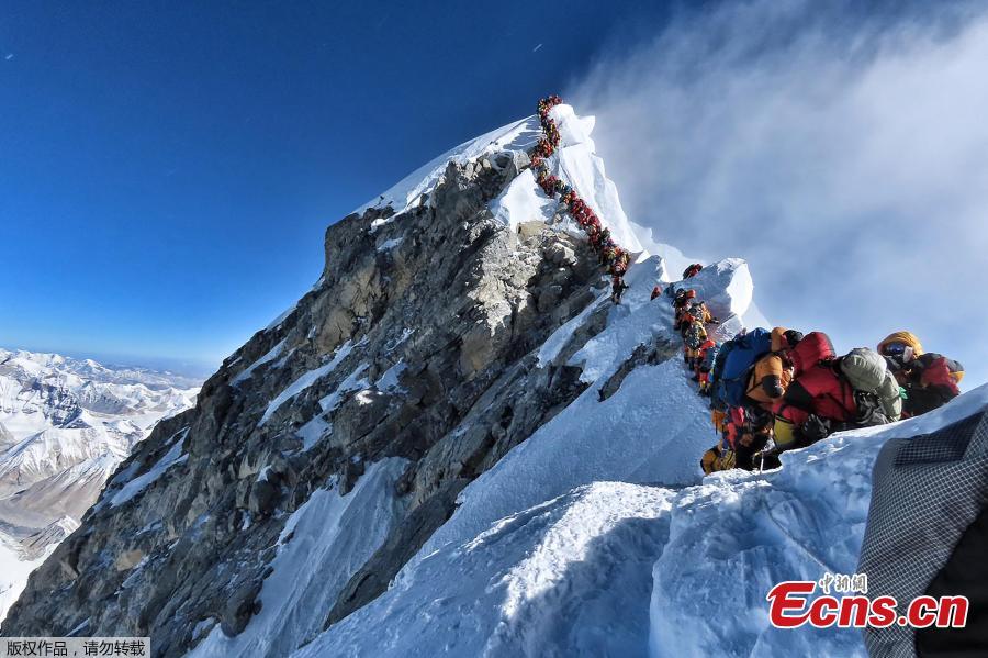 This photo taken on May 22, 2019 shows heavy traffic of mountain climbers lining up to stand at the summit of Mount Everest. Many teams had to line up for hours on May 22 to reach the summit, risking frostbites and altitude sickness, as a rush of climbers marked one of the busiest days on the world\'s highest mountain. (Photo/Agencies)