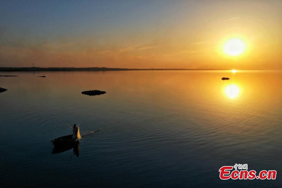 The photo taken shows the Chaohu Lake at twilight in Chaohu, east China\'s Anhui Province. (Photo: China News Service/Li Bin)