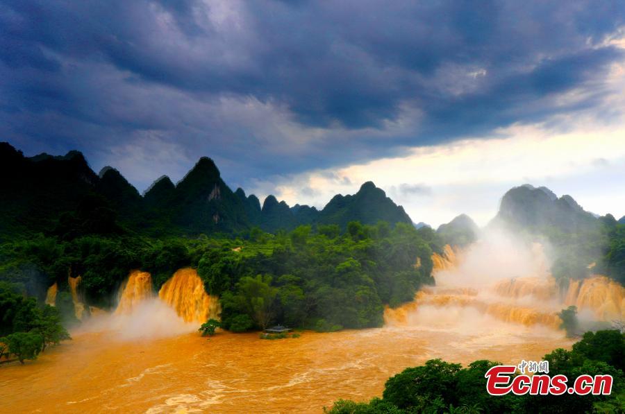 Recent rainstorms create rolling torrents of water at the Detian Falls in Daxin County, Chongzuo City, Southwest China’s Guangxi Zhuang Autonomous Region, May 27, 2019. As the largest cross-border waterfall in Asia, Detian Falls straddle the border between China and Vietnam. (Photo: China News Service/Yang Huwang)