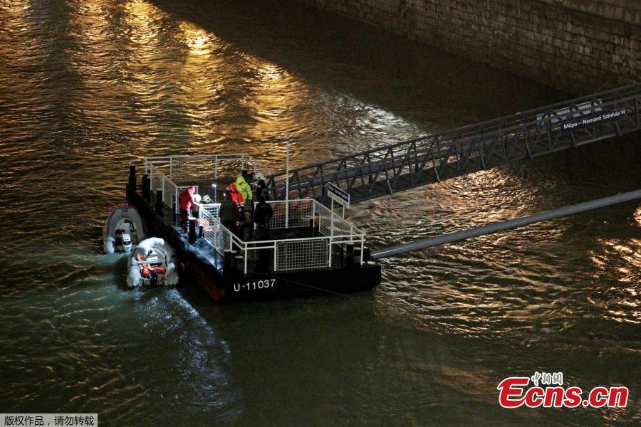 A rescue boat is seen on the Danube river after a tourist boat capsized in Budapest, Hungary, May 30, 2019. Seven people died and several others are still missing here in Budapest after a Hungarian tourist boat with 34 people on board sank on Wednesday evening, according to official sources.  (Photo/Agencies)