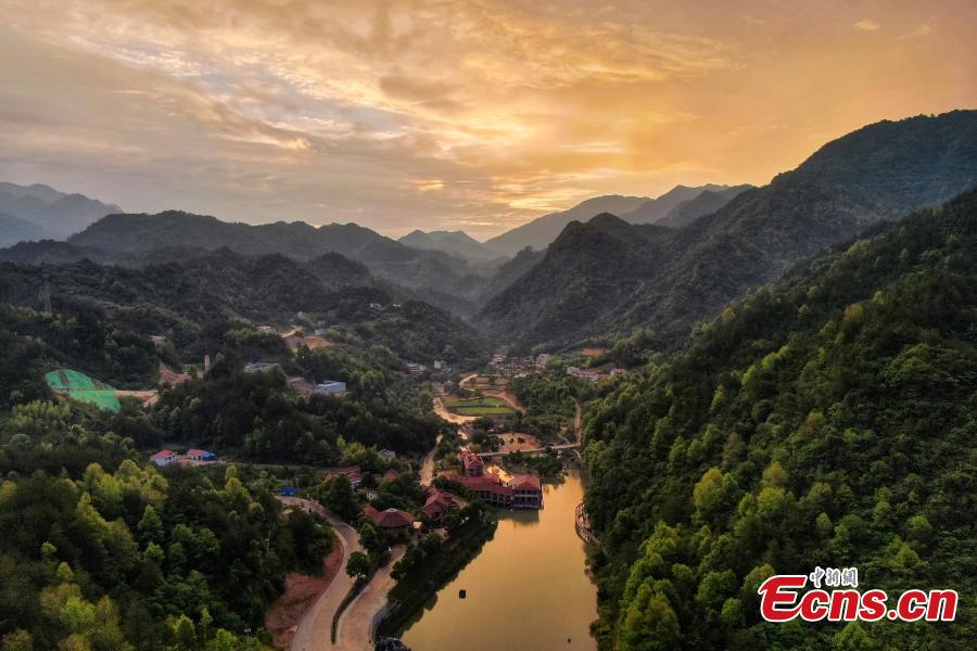 Aerial photo shows a spectacular sunrise over the Dabie Mountains in Hetu Town, East China’s Anhui Province, May 29, 2019. The major mountain range in central China is the watershed between the Huaihe and Yangtze rivers. (Photo: China News Service/Yang Bo)