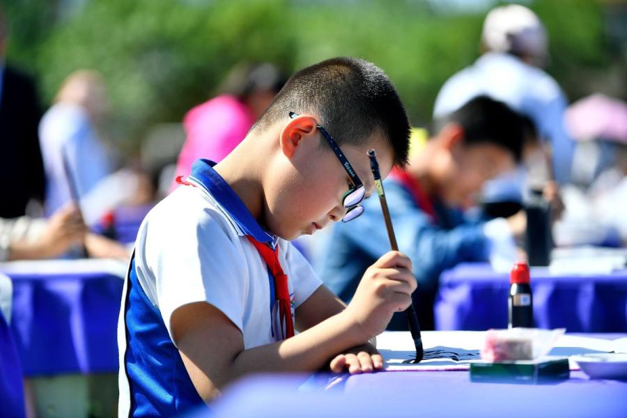 More than 1,300 primary school students attend a calligraphy competition in Yinchuan, capital of Northwest China\'s Ningxia Hui autonomous region, on Tuesday. (Photo by Li Jing/for chinadaily.com.cn)