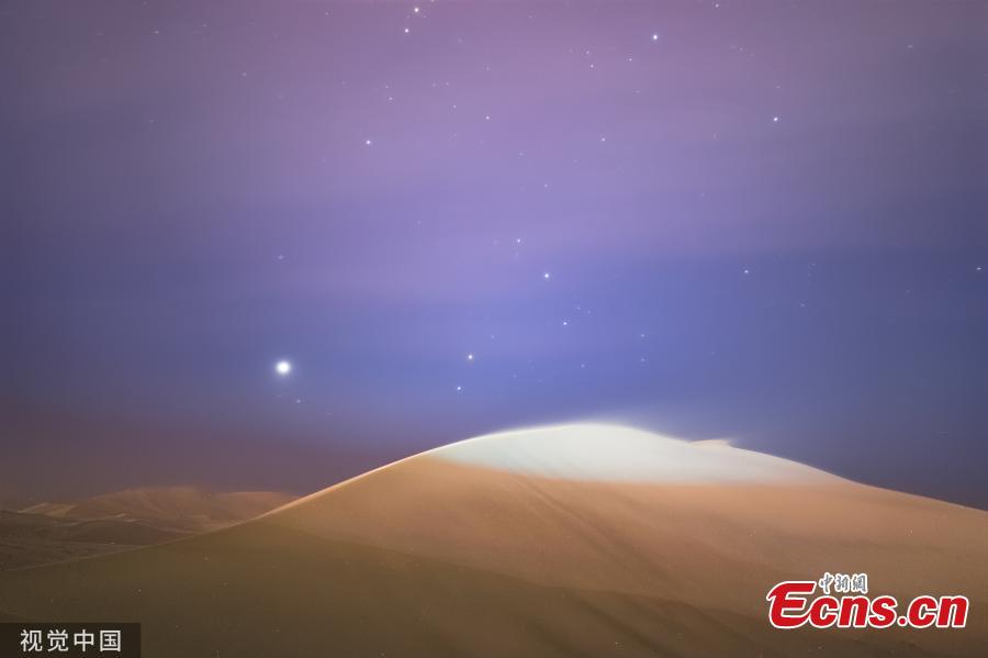Dunhuang city in Northwest China\'s Gansu province, is brightened by stars when the nights falls in May, 2019. (Photo/VCG)