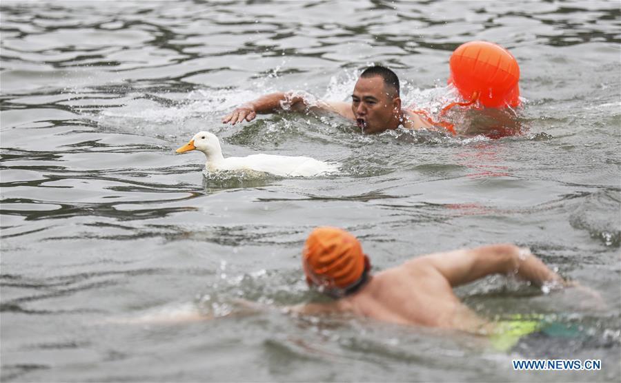 Two men compete in an event to catch a duck on the Yujiang River as part of the traditional folk customs to celebrate the upcoming Duanwu Festival in Changning County of Yibin, southwest China\'s Sichuan Province, May 29, 2019. Duanwu Festival is traditionally celebrated on the fifth day of the fifth month on Chinese lunar calendar. (Xinhua/Zhuang Geer)