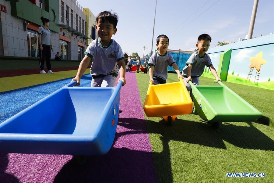 Children play with toy carts in a competition in celebration of the upcoming International Children\'s Day at Yangguang Kindergarten in Zunhua City, north China\'s Hebei Province, May 29, 2019. (Xinhua/Liu Mancang)