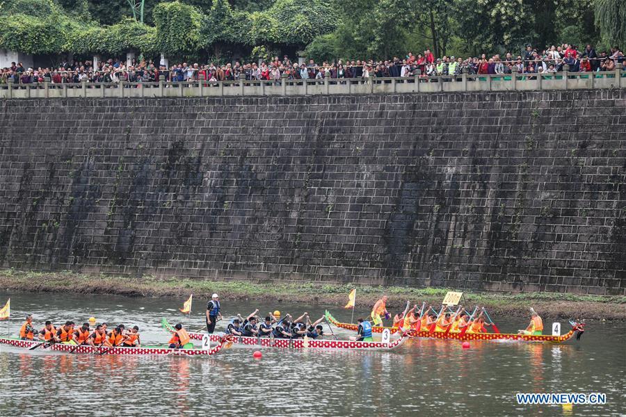 Contestants take part in a dragon boat race held on the Yujiang River as part of the traditional folk customs to celebrate the upcoming Duanwu Festival in Changning County of Yibin, southwest China\'s Sichuan Province, May 29, 2019. Duanwu Festival is traditionally celebrated on the fifth day of the fifth month on Chinese lunar calendar. (Xinhua/Zhuang Geer)
