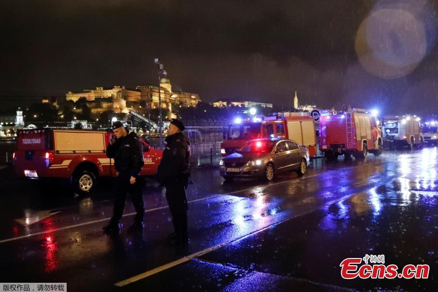 Police and fire brigade vehicles are seen on the Danube bank after tourist boat capsized on the river?in Budapest, Hungary, May 29, 2019. (Photo/Agencies)