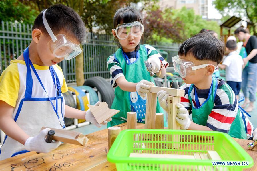 Children do handwork during an activity to greet the upcoming International Children\'s Day at Longshan Kindergarten in Changxing County of Huzhou City, east China\'s Zhejiang Province, May 29, 2019. (Xinhua/Tan Yunfeng)