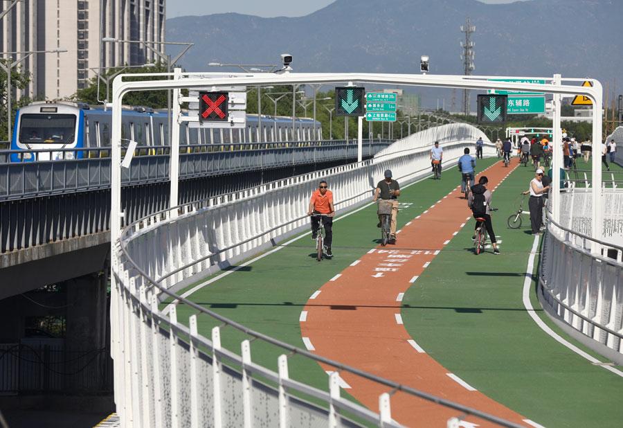 Cyclists bike on the first bicycle-only lane near Longze subway station in Beijing, May 31, 2019. (Photo/chinadaily.com.cn)