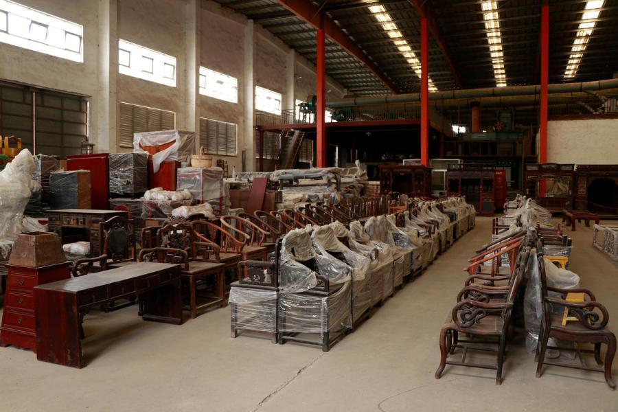 Part of the ancient furniture stored in a warehouse of Bengbu Ancient Residence Exhibition Park, based in Bengbu. （By Zhu Lixin/chinadaily.com.cn）