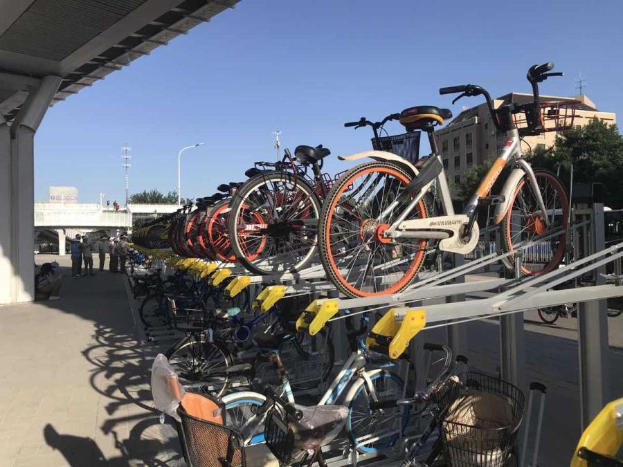 Bike parking equipment is seen nearby Longze subway station in Beijing, May 31, 2019. (Photo/chinadaily.com.cn)\'
Conveyor belts for bikes and other power assisting devices are installed at entrances and exits of the road to provide convenience and ensure safety.

It takes around 30 minutes on average for commuters to cycle from Huilongguan residential area to software park in Shangdi.

Due to heavy traffic, it takes more than 40 minutes and even one hour to commute by subway in rush hours.

Beijing has many designated lanes for bicycles. However, cars are increasingly encroaching, and they are often crowded with parked cars.

Beijing has over 1.9 million shared bikes, and over 1,014 kilometers of lanes for cyclists and pedestrians. By 2020, the figure will reach 3,200 km, according to the commission.