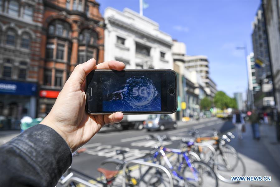Photo taken on May 30, 2019 shows A 5G network logo on the screen of a mobile phone in London, Britain. Mobile network operator EE said on last Wednesday that it would launch Britain\'s first 5G service in six major cities on May 30th. (Xinhua/Alberto Pezzali)