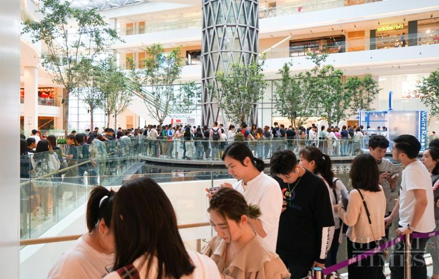 Two pop-up milk tea stores of China\'s White Rabbit Creamy Candy opened at LuOne in Shanghai. People swarmed to try the new products of this Chinese iconic brand, which recalled their childhood memories. (Photos: Lu Ting/GT)