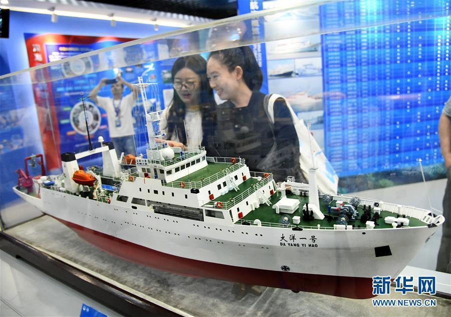 An exhibition of samples collected by China’s deep-sea exploration missions and supporting information is held at the China Ocean Sample Repository in Qingdao City, Shandong Province, May 30, 2019.  Organized by the Ministry of Natural Resources, the exhibition includes models of the research vessel Dayang Yihao, or Ocean No. 1, and the submersible Jiaolong. (Photo/Xinhua)