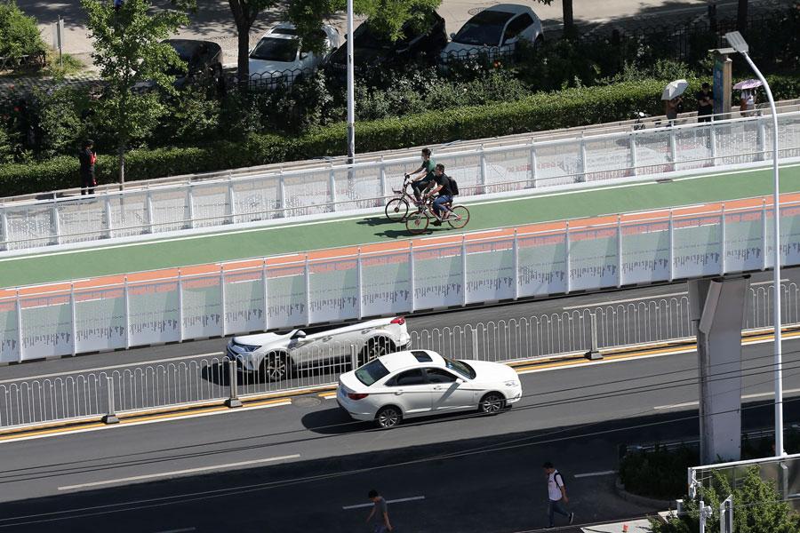 Cyclists bike on the first bicycle-only lane near Longze subway station in Beijing, May 31, 2019. (Photo/chinadaily.com.cn)