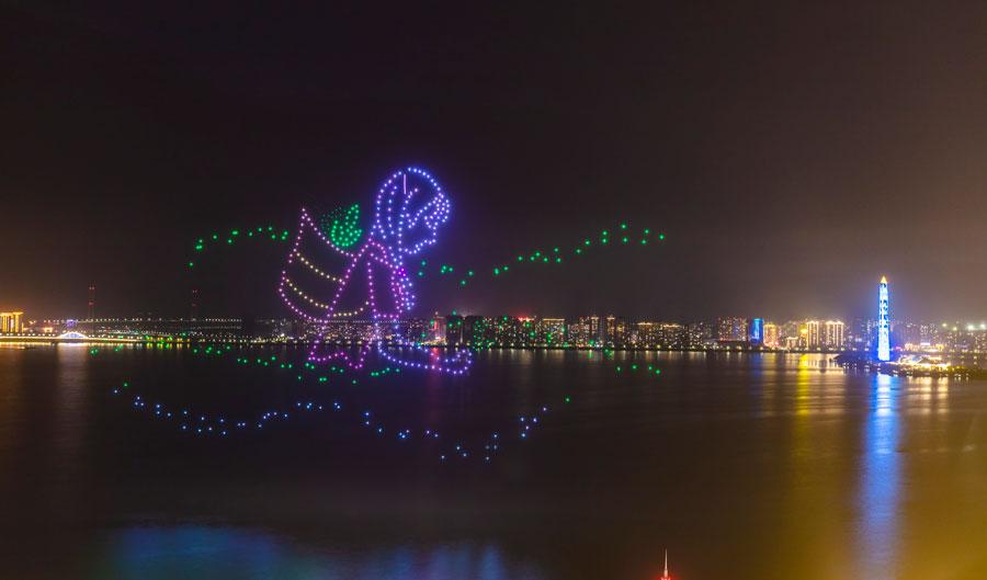 A total of 600 drones form different shapes to promote tea culture and local tourism in Jiujiang, Jiangxi Province, on Wednesday night. (Photo/chinadaily.com.cn)