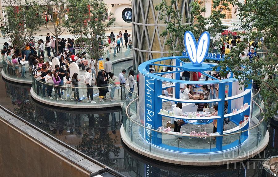 Two pop-up milk tea stores of China\'s White Rabbit Creamy Candy opened at LuOne in Shanghai. People swarmed to try the new products of this Chinese iconic brand, which recalled their childhood memories. (Photos: Lu Ting/GT)