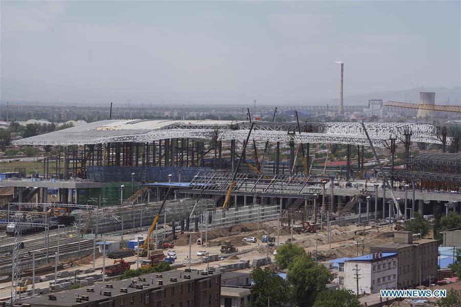 Photo taken on May 30, 2019 shows the construction site of the Zhangjiakou Station of the Beijing-Zhangjiakou high-speed railway in Zhangjiakou, north China\'s Hebei Province. The main structure of the Zhangjiakou Station has been basically completed. (Xinhua/Xing Guangli)