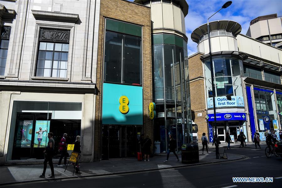 An EE store is pictured on the day the mobile network operator has officially launched the 5G service in London, Britain, May 30, 2019. Mobile network operator EE said on last Wednesday that it would launch Britain\'s first 5G service in six major cities on May 30th. (Xinhua/Han Yan)