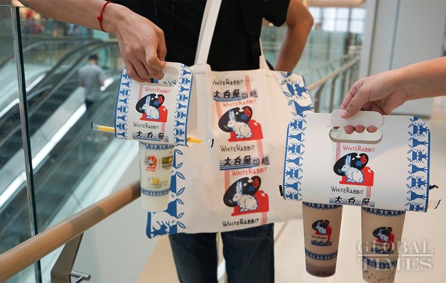 Two pop-up milk tea stores of China\'s White Rabbit Creamy Candy opened at LuOne in Shanghai. People swarmed to try the new products of this Chinese iconic brand, which recalled their childhood memories. (Photos: Lu Ting/GT)