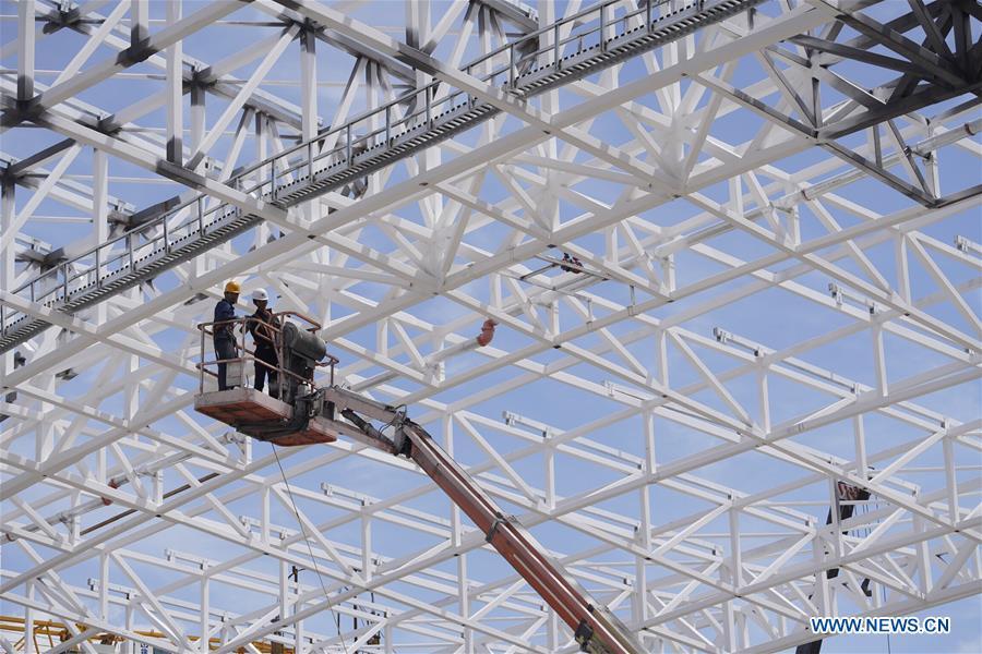 Workers are seen at the construction site of the Zhangjiakou Station of the Beijing-Zhangjiakou high-speed railway in Zhangjiakou, north China\'s Hebei Province, May 30, 2019. The main structure of the Zhangjiakou Station has been basically completed. (Xinhua/Xing Guangli)