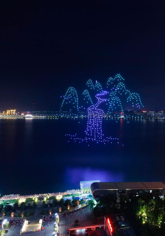 A total of 600 drones form different shapes to promote tea culture and local tourism in Jiujiang, Jiangxi Province, on Wednesday night. (Photo/chinadaily.com.cn)