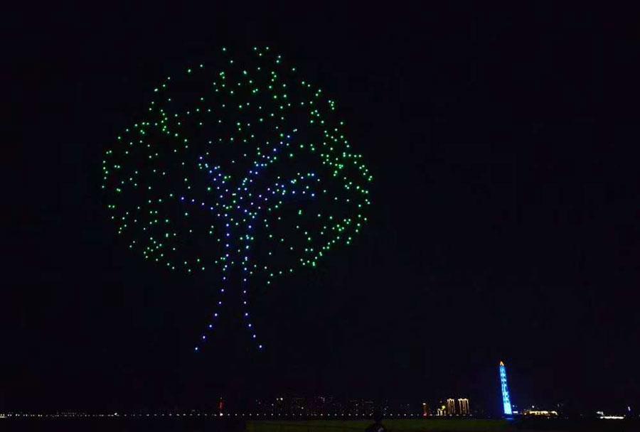 A total of 600 drones form different shapes to promote tea culture and local tourism in Jiujiang, Jiangxi Province, on Wednesday night. (Photo/chinadaily.com.cn)