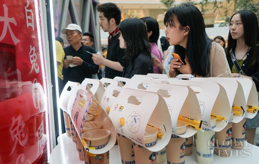 Two pop-up milk tea stores of China\'s White Rabbit Creamy Candy opened at LuOne in Shanghai. People swarmed to try the new products of this Chinese iconic brand, which recalled their childhood memories. (Photos: Lu Ting/GT)