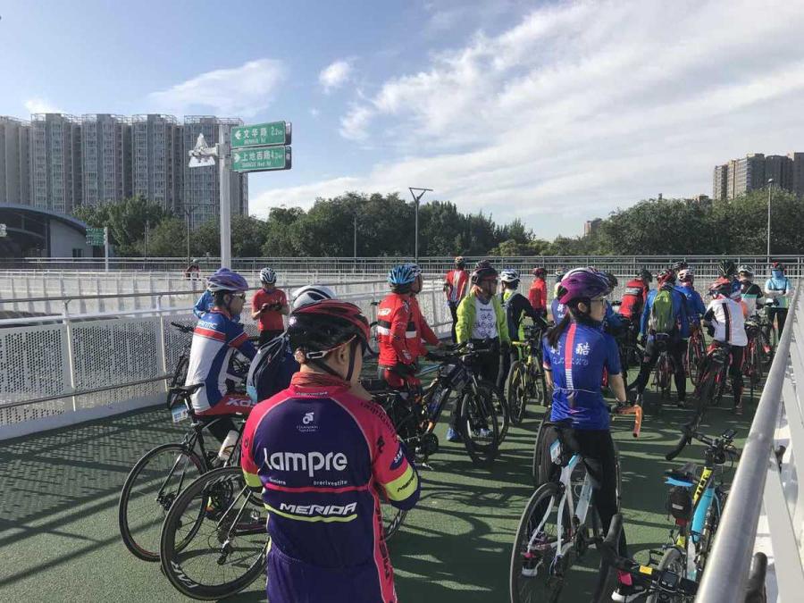 Cyclists are seen on the first bicycle-only lane in Beijing, May 31, 2019. (Photo/chinadaily.com.cn)