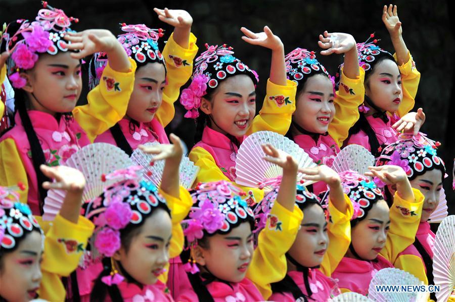 Students perform traditional Chinese opera during an event in celebration of the International Children\'s Day in Yichang City, central China\'s Hubei Province, May 31, 2019. (Xinhua/Zhang Guorong)